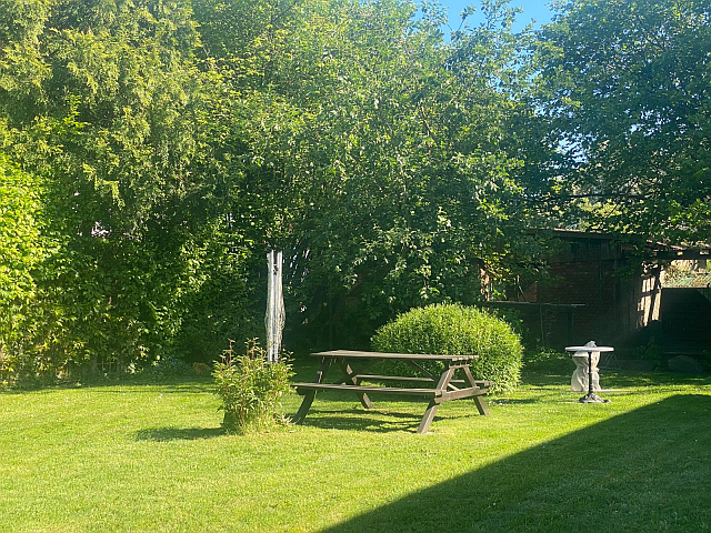 Liegewiese mit Grillplatz