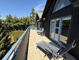 Sonnenterasse mit Sitz und Liegemöglichkeit