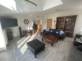 Wohnzimmer mit großen TV-Gerät